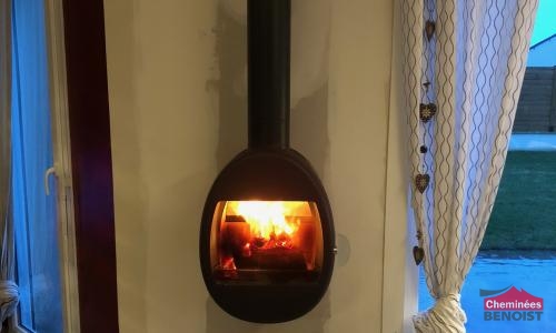 Installation d'un poêle à bois suspendu Scan 66 à Trévières
