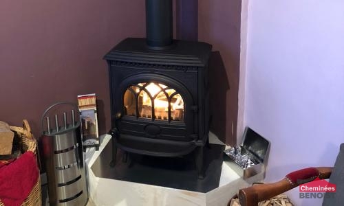 Installation d'un poêle à bois Jotul F3 noir mat proche de Deauville