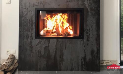 Réalisation d'une cheminée à bois MDesign Argento 900H à Trouville