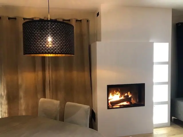 Aménagement d'une cheminée M design Luna Diamond 850 H à bois-bûche à Saint Gatien des Bois