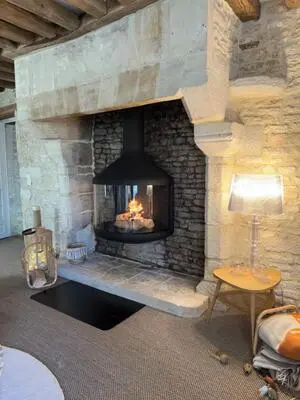 Aménagement d'une cheminée murale avec un foyer à bois fermé à Caen, Calvados