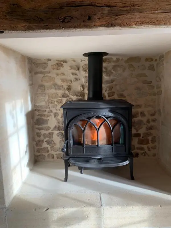 Aménagement d'un poêle à bois-bûche Jotul F400 à Gueron.