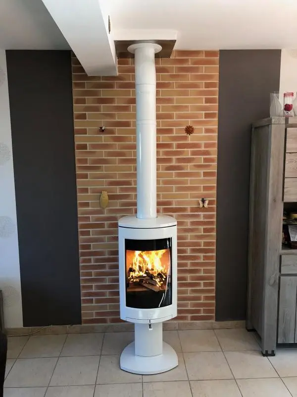 Réalisation d'un poêle Jotul F373 à bois-bûche à Saint Aubin sur mer. 