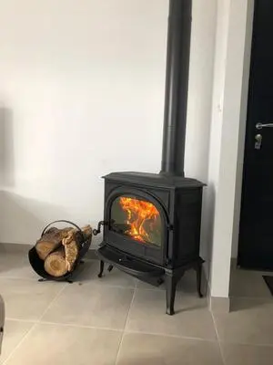 Réalisation d'un poêle Jotul F400SE noir à bois-bûche à Secqueville