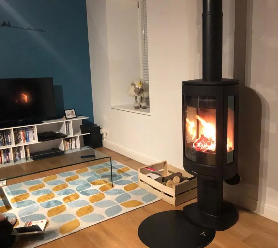 Réalisation d'un poêle Jotul F373 noir à bois-bûche à Saint Arnoult