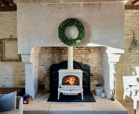 Pose d'un poêle à bois F400 de Jotul à Rots, près de Caen