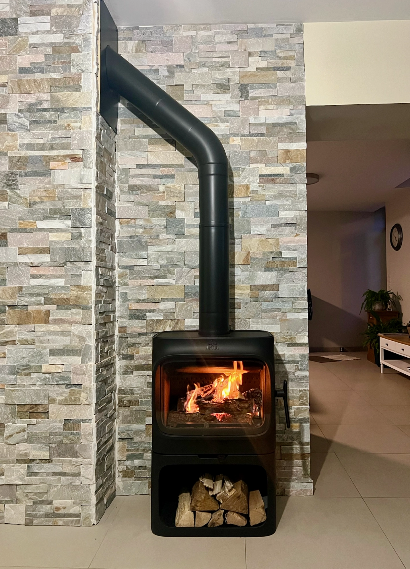 Aménagement d’un poêle à bois Jotul F305 à Saint-Manvieu