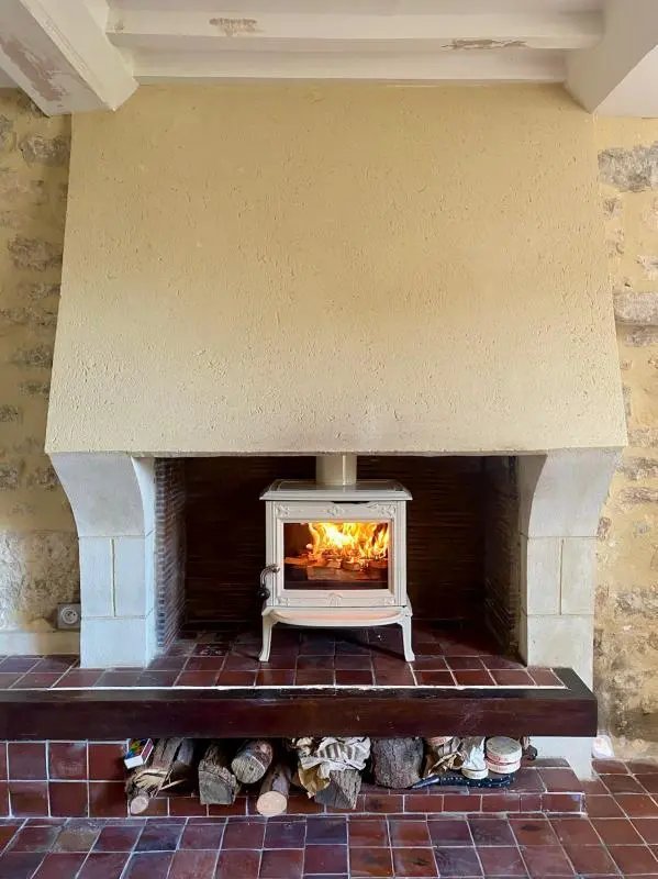 Intégration d'un poêle F100 de Jotul dans une cheminée traditionnelle à Commes, Normandie