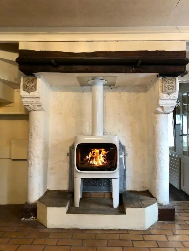 Réalisation d'un poêle Jotul 305 blanc à bois-bûche à Deauville 