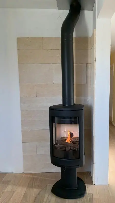 Réalisation d'un poêle F373 Jotul à Thaon 