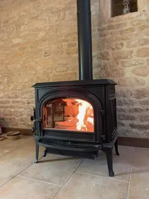 Réalisation d'un poêle à bois-bûche Jotul F500 à Beny